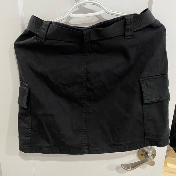 black skirt with buckle belt - Picture 2 of 2